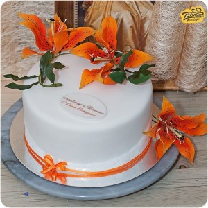 Торт с оранжевый веткой лилий