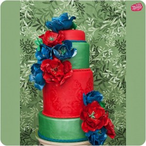Свадебный торт с красными и синими пионами.
