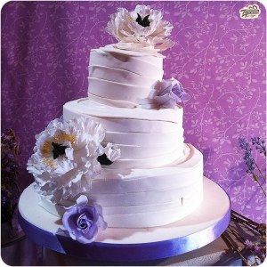 Торт свадьбеный с белыми пионами