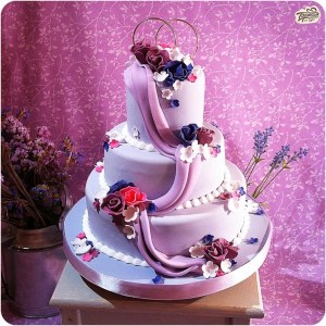 Свадебный торт с драпировкой и кольцами.