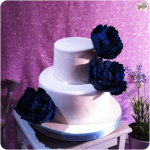 Свадебный торт с черными пионами